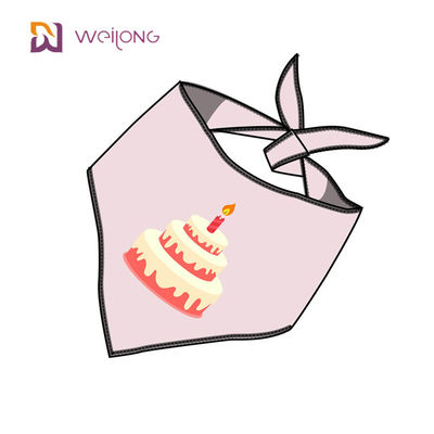 Le Bandana d'animal familier de modèle de petit gâteau pour des accessoires d'équipement d'anniversaire font la fête des approvisionnements